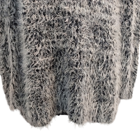Cable & Gauge Sweater Women's Gray/Black Fuzzy Sweater Size L - Picture 4 of 7